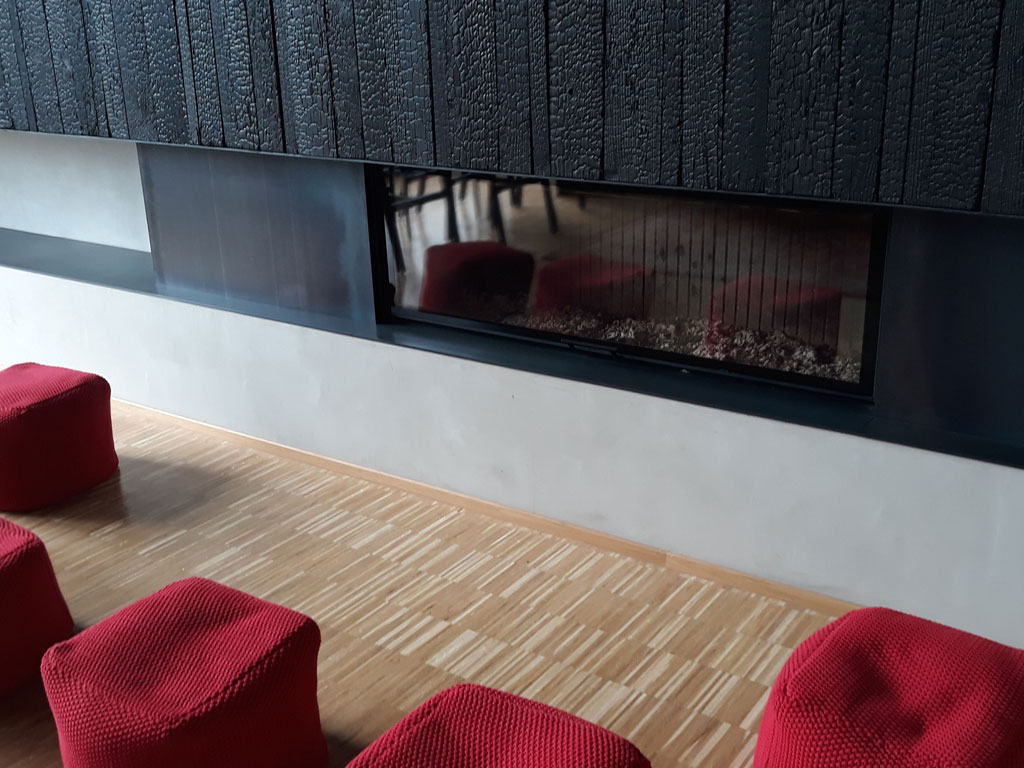 Showroom Hoxter – șemineu modern pe lemne