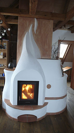 soba cu forma organica tencuita cu cornisa ceramica