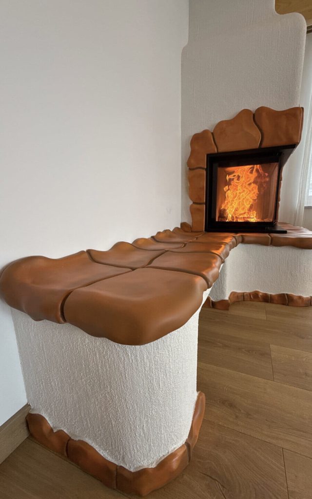 bancuta de sezut organica realizata din placi ceramice unicat